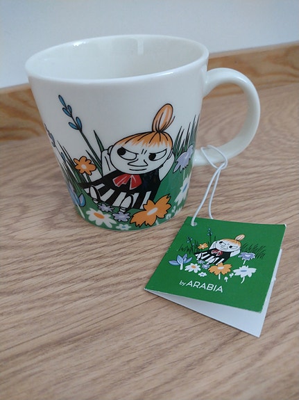 Uusi Pikku Myy niityllä muki