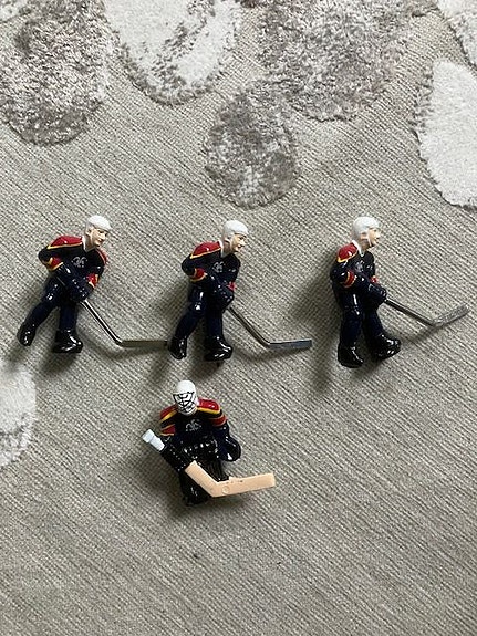 Helsingin Jokerit maalivahti ja kolme pelaajaa Stiga Playoff peliin