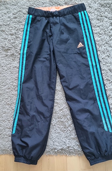 Mustat Adidas ulkoiluhousut koko 140cm