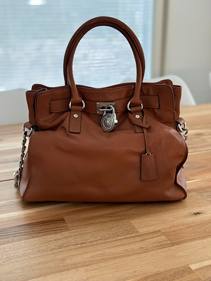 Michael Kors -olkalaukku