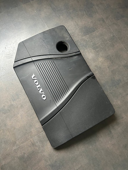 Volvo V50/S40 1.8 bensan moottorin päällismuovi