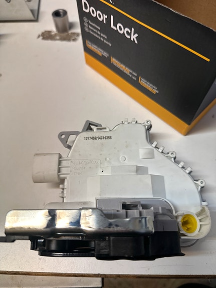 Audi B8 kuskin oven lukko