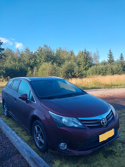 Toyota Avensis T27 vm. 2012 (Myydään osina)