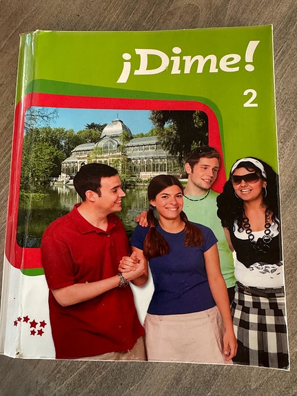 Espanjan oppikirja ja cd levy Dime 2
