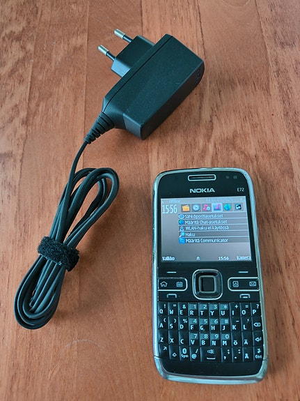 Nokia E72 + laturi
