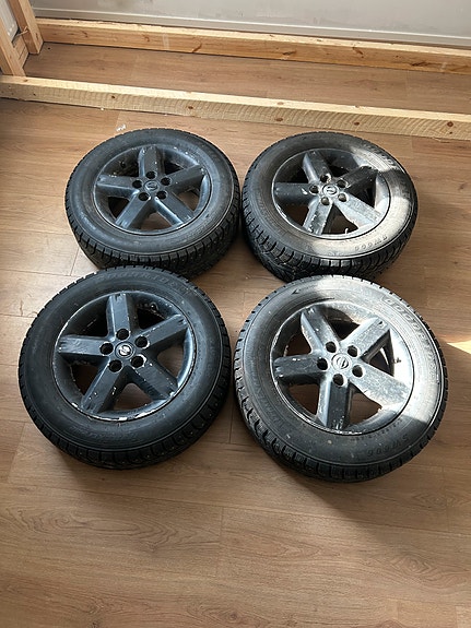 Nissan 16” aluvanteet nastarenkailla