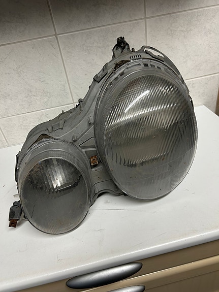 Mercedes-Benz E W210 vasen ajovaloumpio