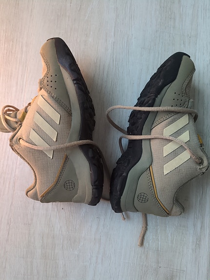 Hyvää kunnossa adidas kengät