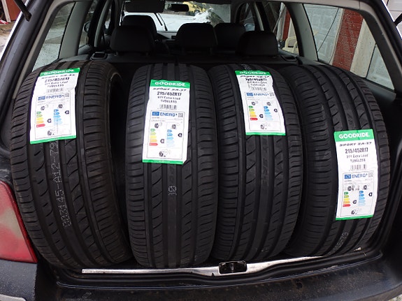 Uudet Goodride 215/45R17 kesärenkaat rahteineen