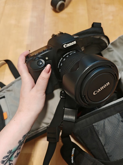 Canon Eos 30D-objektiivin ja kameralaukun kanssa