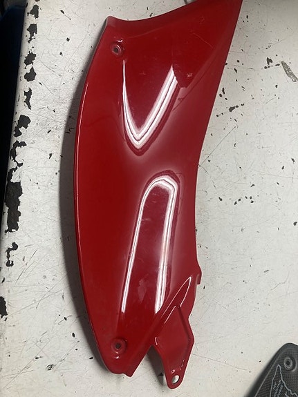 Ducati Diavel punainen vasen tankinsuoja 48023182AA