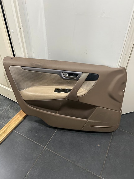 Volvo V70 mk2 vasen etuoven verhoilu