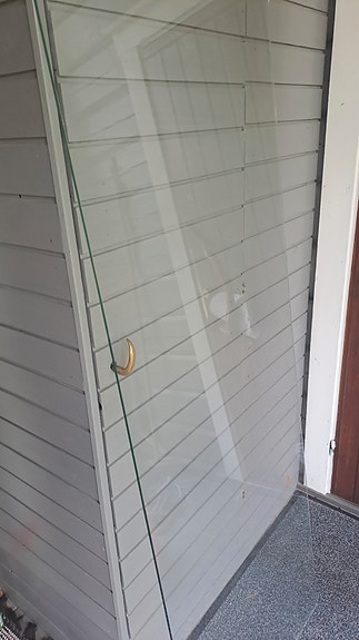 Lasipöytä tehty vanhasta ovesta 6mm karkaistu lasi