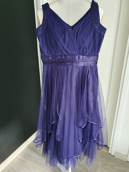 Röyhelöinen violetti juhlamekko XS