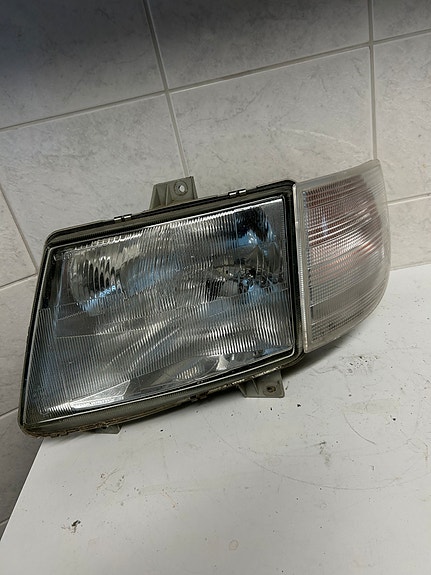 Mercedes-Benz Vito W638 vasen ajovaloumpio