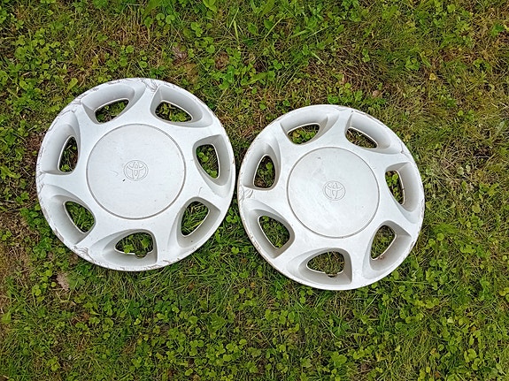 Toyotan pölykapselit 2 kpl.   14"