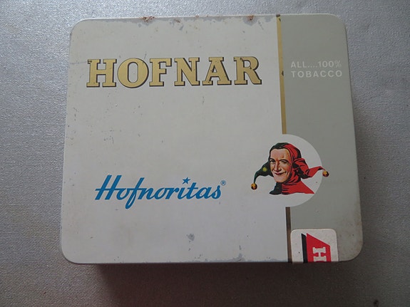 vanhoja nappeja peltirasiassa