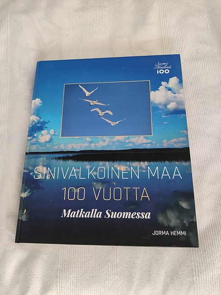 Sinivalkoinen Maa 100 Vuotta Matkalla Suomessa