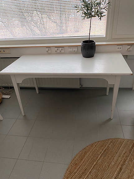 Talonpoikaistyylinen puinen vanha pöytä