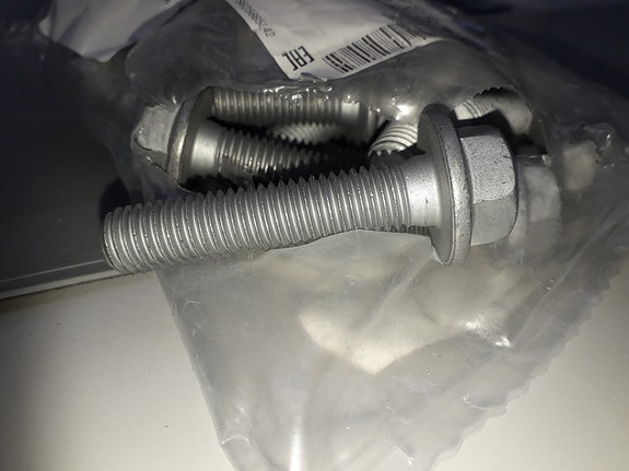 Moottorin kiinnikkeen pultti Opel Astra-K / Insignia-B / Astra-J