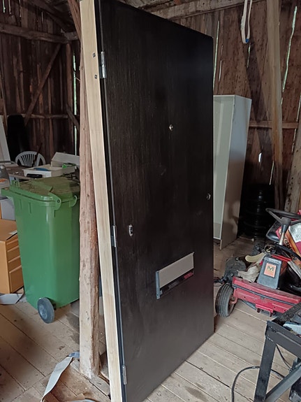 Myydään uuden sisäänkäynnin oven