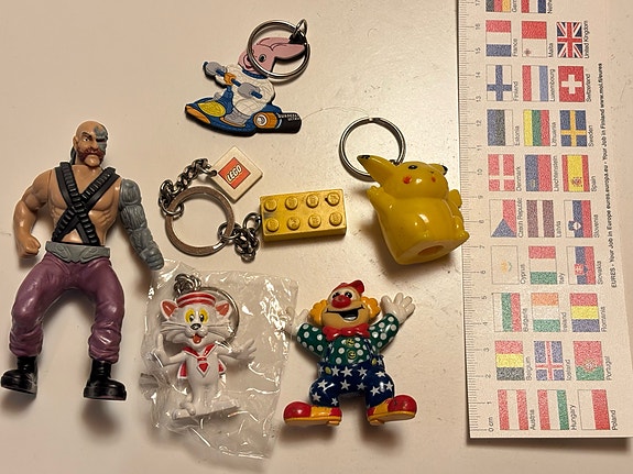 4 key rings (Pokemon Pikachu, Lego, Viking line, Duracell) + 2 other figures