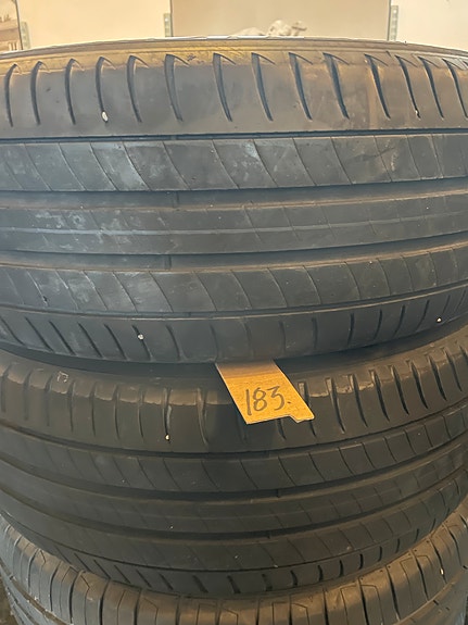 215/60 R 17 KESÄRENKAAT 2 KPL SEKÄ 2 KOKONAISTA SARJAA