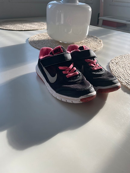 Nike musta-pinkit lenkkarit, koko 32