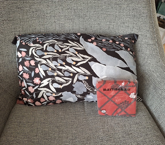 Marimekko kankaasta tehty tyyny