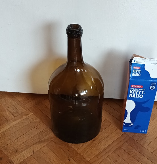 Isohko ruskea pullo lasipullo