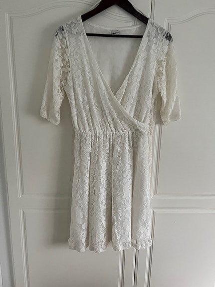 Valkoinen Gina Tricot L-kokoinen pitsimekko