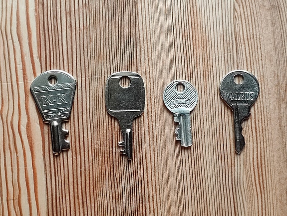 4 kpl vanhoja avaimia