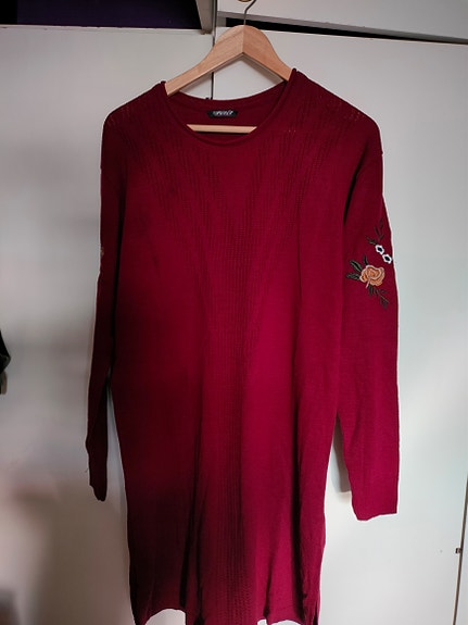Punainen neule, brodeeratut hihat M/L