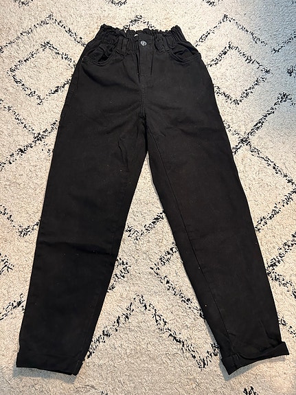 Bershka mustat farkut koko 32