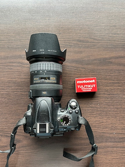 Nikon D5000 -järjestelmäkamera + objektiivi