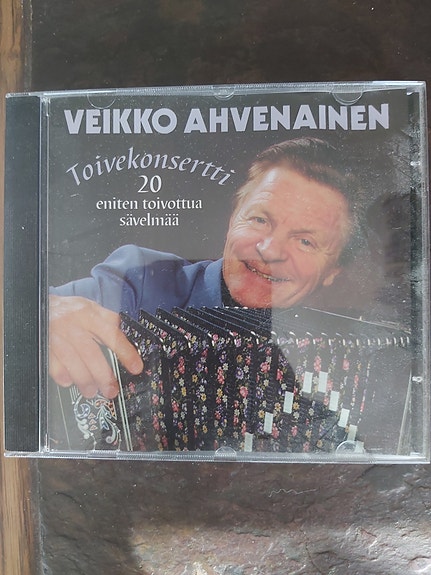 Veikko Ahvenainen : Toive konsertti CD nimikirjoituksella