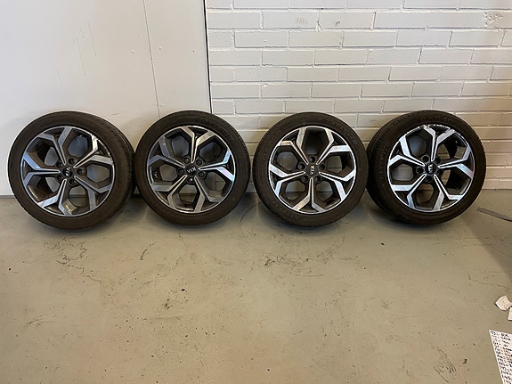 Kia 17" Alumiinivanteet +225/45/17 Kesärenkaat + tunnistimet (150)