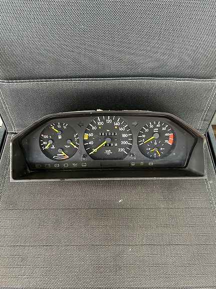 Mercedes-Benz W124 bensan mittaristo