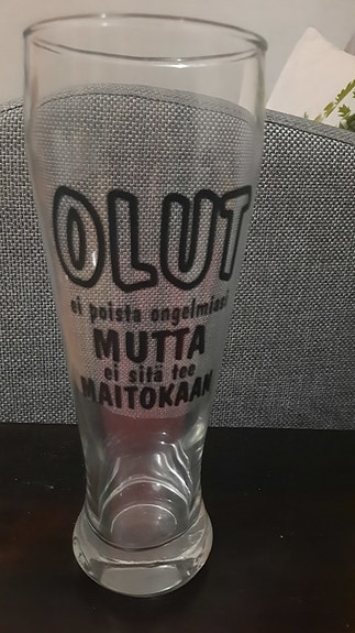 Olut juomalasi tekstillä