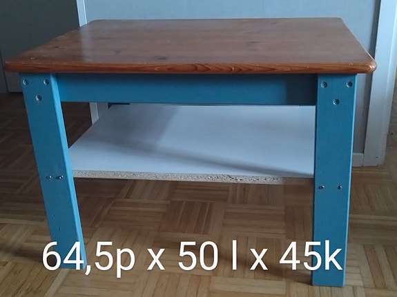 Lasten pöytä tai pieni olohuoneen pöytä