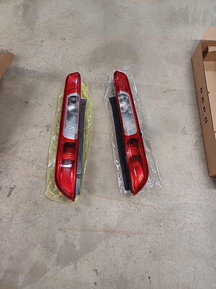 Ford Focus MK2 uudet takavalot, oiken puolen etu-umpio