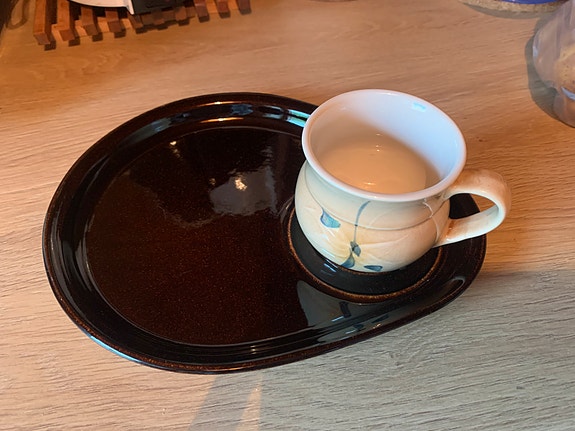Kermansavi Heinä lautanen ja Perho kahvikuppi