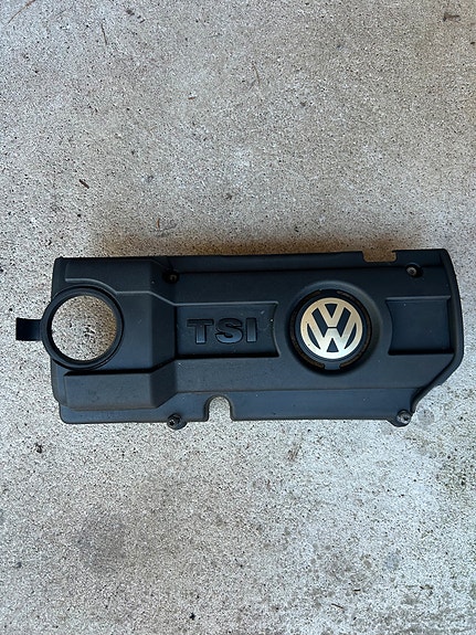 Volkswagen Golf mk6 1.4TSI moottorin päällismuovi