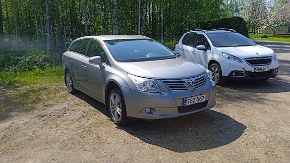 Toyota Avensis T27 2,0 d4d 2kpl myydyt osat lukevat ilmoituksessa
