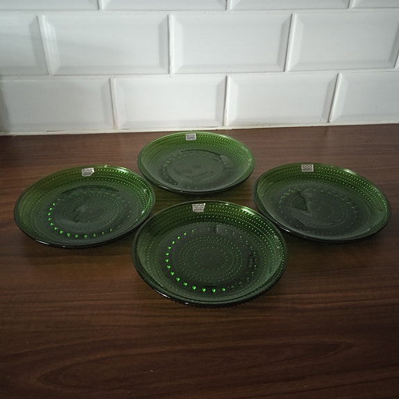 4 Arabian Kastehelmilautasta, väri vihreä, retro