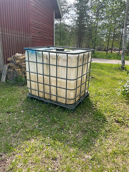 Säiliö 1000l lavalla