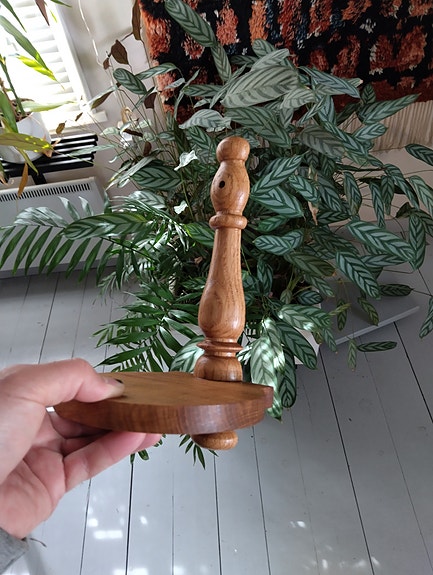 Puinen käsin sorvattu kukkateline -Tammi-