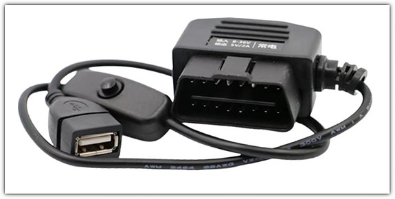 USB-pistoke auton OBD2-liittimestä