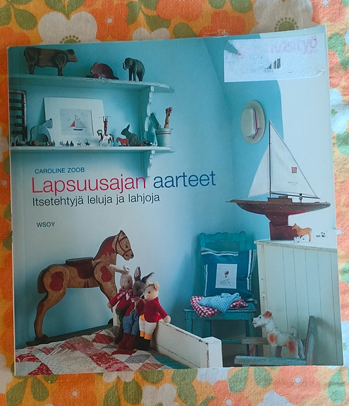 Caroline Zoob Lapsuusajan aarteet kirja