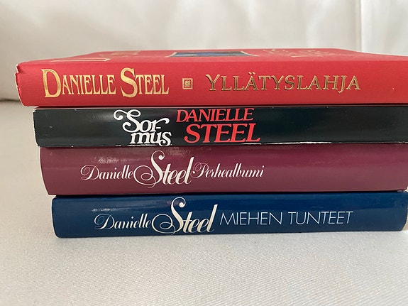 4 kpl Danielle Steel kirjoja Yht 2€